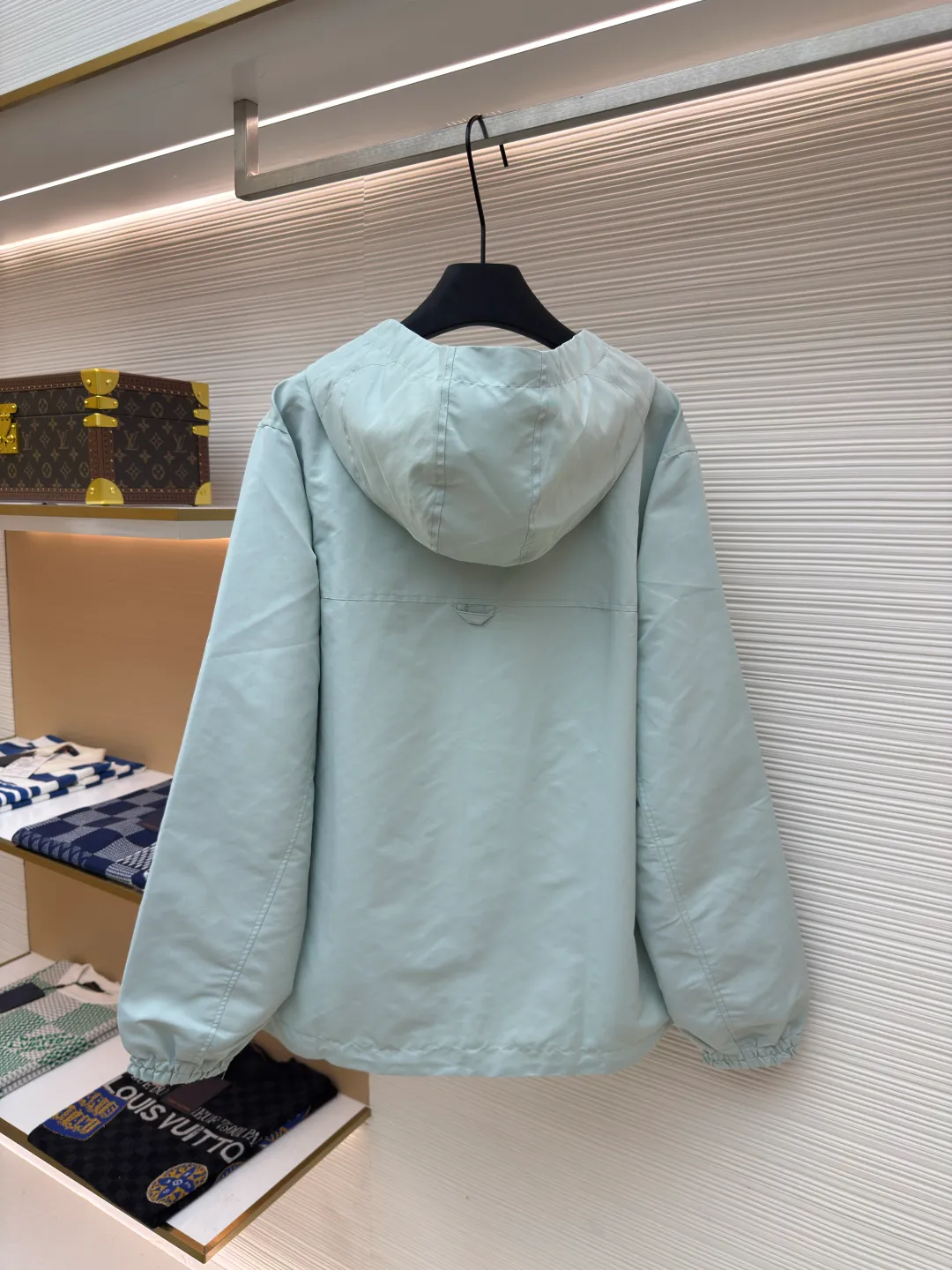 LOUIS VUITTON double-sided windproof pin jacket ●Authentic product: purchased and developed for 22800 ●Item number: 1680473-C55 ●Fabric: polyester fiber fabric ●Technology: jacquard ●Version: fitted version ●Weight: about 565 grams ●Size: 44-46-48-50 ●Description: The solid color fabric is made of nylon encrypted matt twill fabric, and the jacquard fabric on the other side is made of 50D nylon yarn-dyed jacquard fabric. The solid color front panel is laser-burned, hand-made of white copper, with a triangle pin with logo and glossy finish. The front panel pocket uses a hardware keychain to hang a folding clothing tag, and the jacquard letters on the front chest placket are made of single-piece flowing pure It is cut by hand to restore the flower, and all the pieces are numbered. The pockets are also cut with the restored flower number. The fabric is relatively light and silky, and it takes time to cut accurately. The front and center are equipped with a double-circulation puller 5# orbital zipper. The hem and the hood are worn with spiral elastic ropes with ring anti-slip buckles, square pig nose buckles with logo, and all holes are punched with hardware and logo on the cloth-colored cornrows.